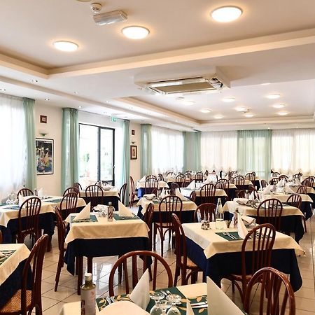 Hotel Criniera D'Oro Римини Екстериор снимка