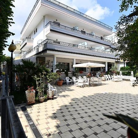 Hotel Criniera D'Oro Римини Екстериор снимка