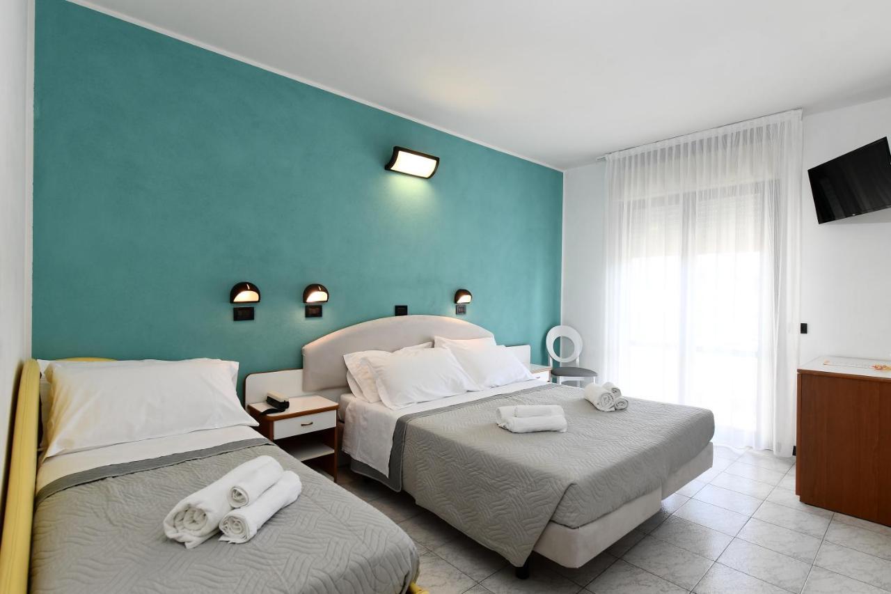 Hotel Criniera D'Oro Римини Екстериор снимка