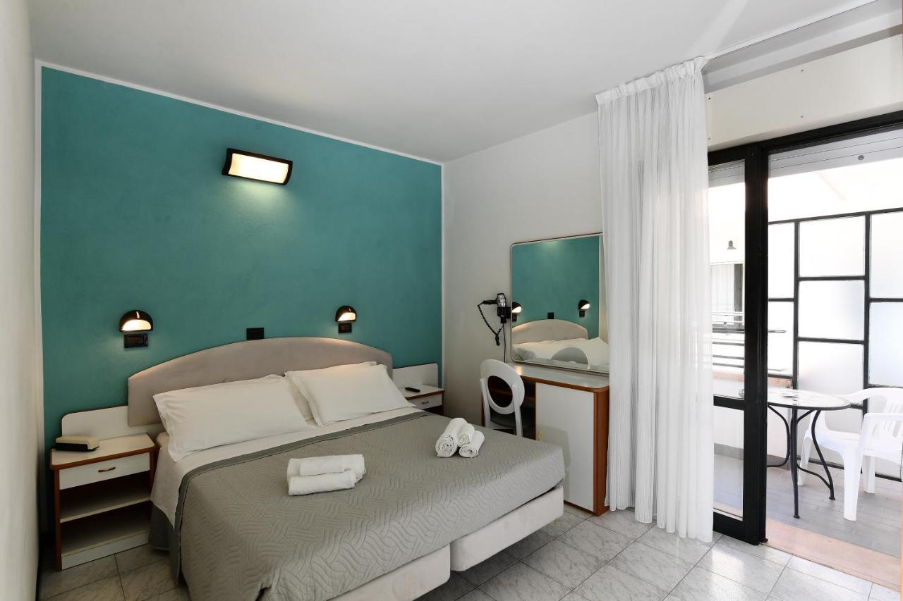 Hotel Criniera D'Oro Римини Екстериор снимка