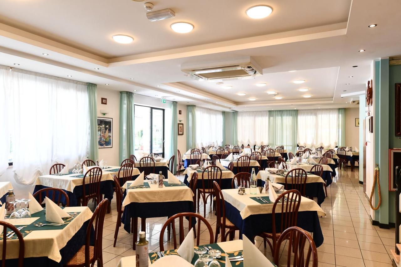 Hotel Criniera D'Oro Римини Екстериор снимка