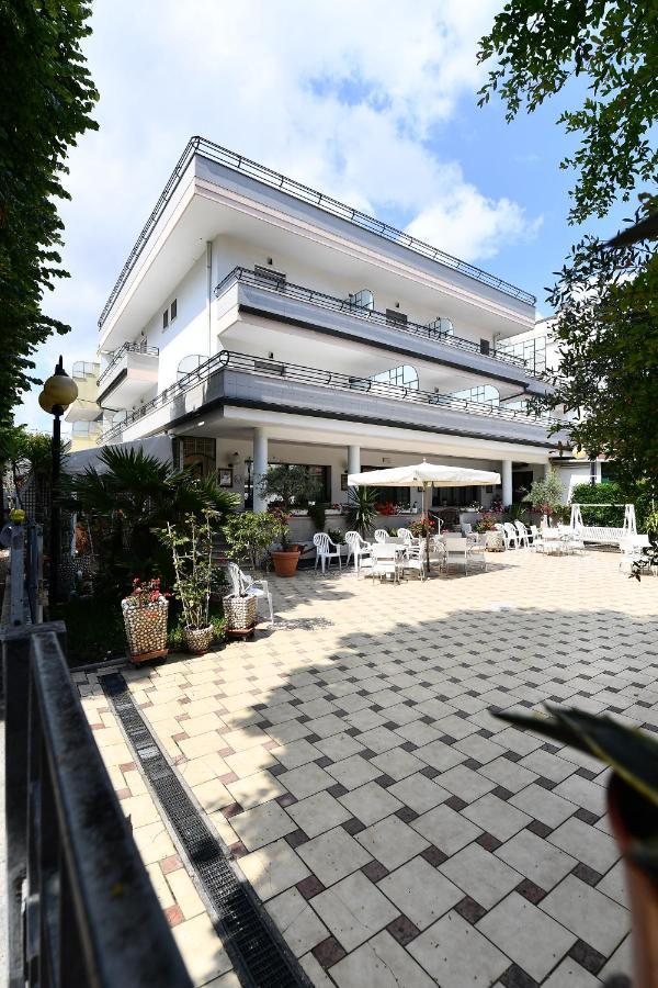Hotel Criniera D'Oro Римини Екстериор снимка