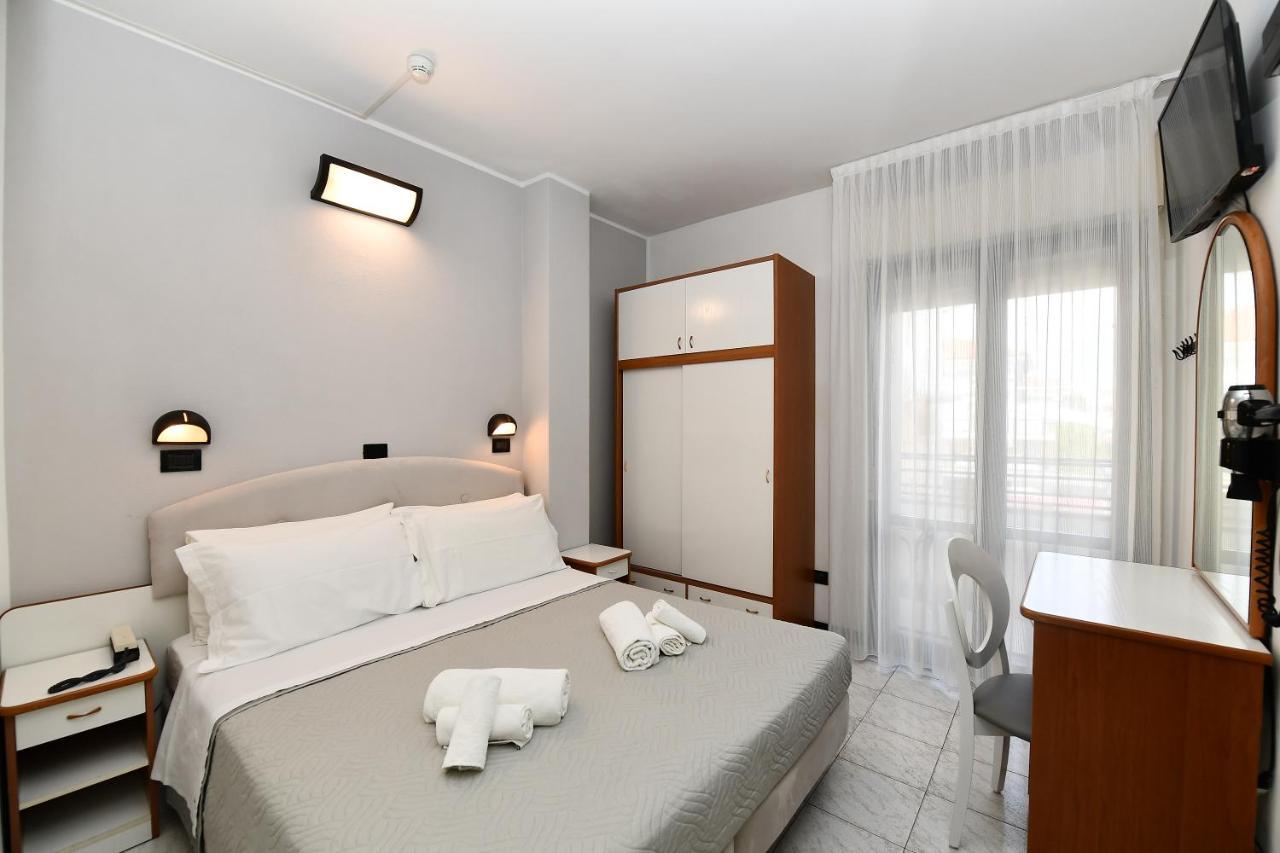 Hotel Criniera D'Oro Римини Екстериор снимка