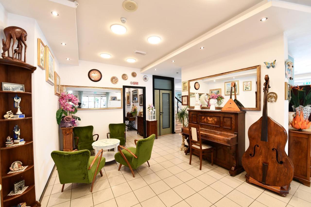 Hotel Criniera D'Oro Римини Екстериор снимка